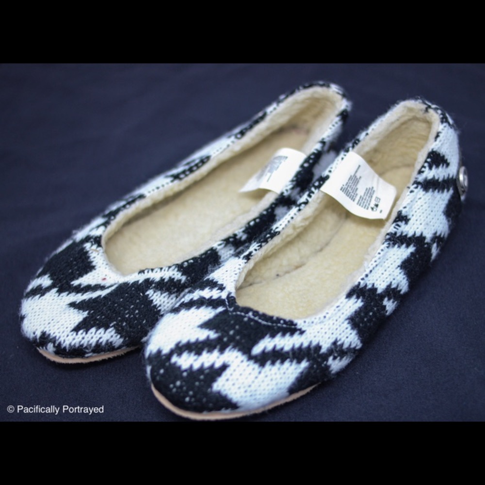 Black and white houndstooth flats size 6